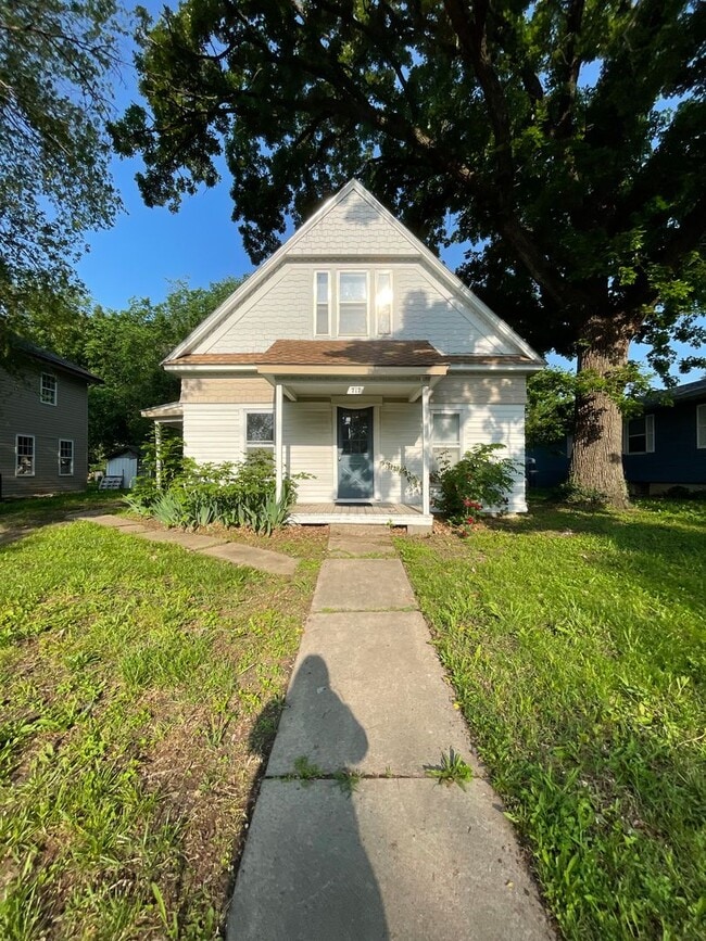 Building Photo - 717 East St