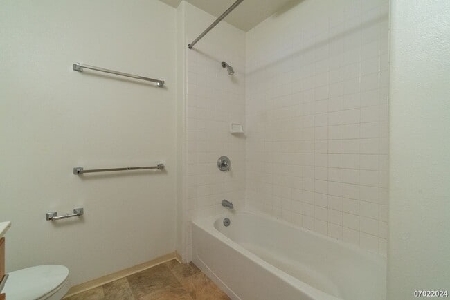 Building Photo - $2300 / 1br - 500ft2 - 1br/1ba/2pkg Townho...