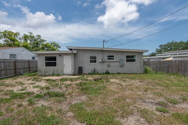 Building Photo - Charming & Rare 4-Bedroom Home in Saint Petersburg!