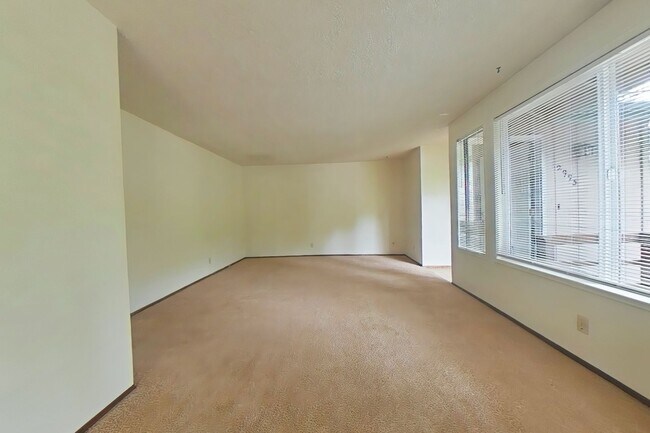 Building Photo - 3 Bedroom Duplex ~ Close to Timberhill ~ P...