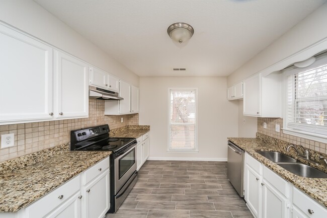 Building Photo - 8915 Lanthorn Cove