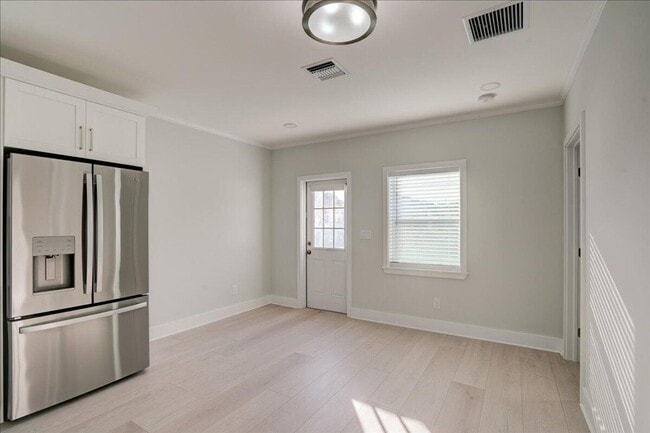 Building Photo - 320 NW 6th Ave