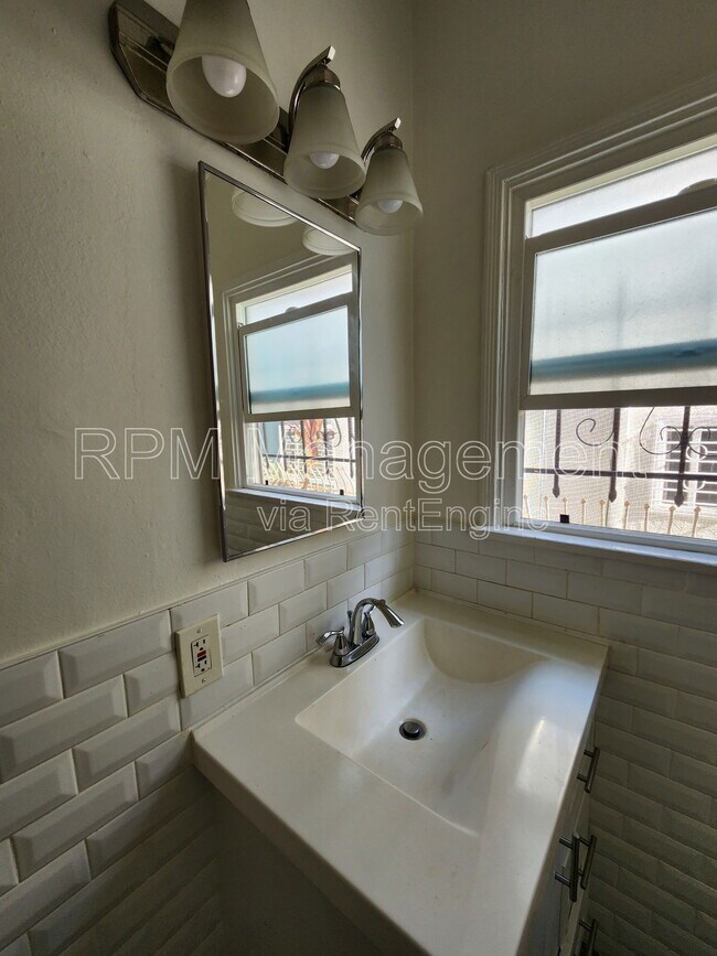 Building Photo - 1781 N Orchid Ave
