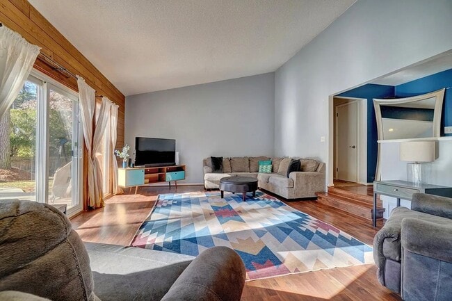 Building Photo - 3 bedroom 2 bath home Chesapeake home with a pool