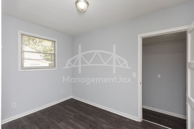 Building Photo - 2325 Westbrook Cir N