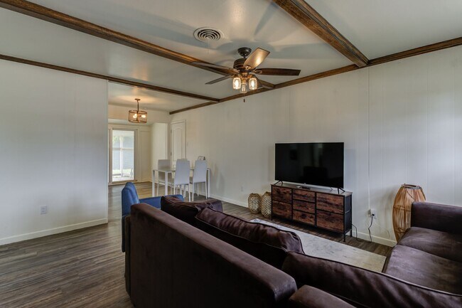 Building Photo - Charming Updated 3 Bedroom