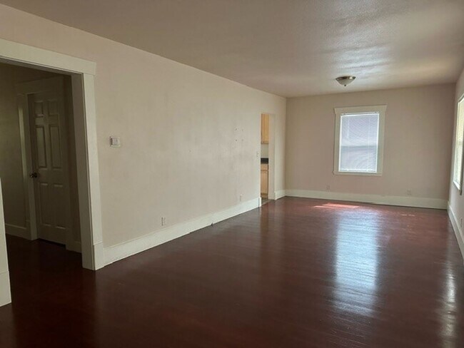 Building Photo - AVAILABLE NOW: 2 bdrm/1 bath House