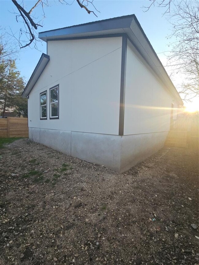Building Photo - 810 Mora St