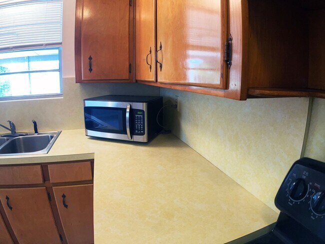 Building Photo - ***TWO WEEKS FREE*** Charming Home in Established Jacksonville Neighborhood