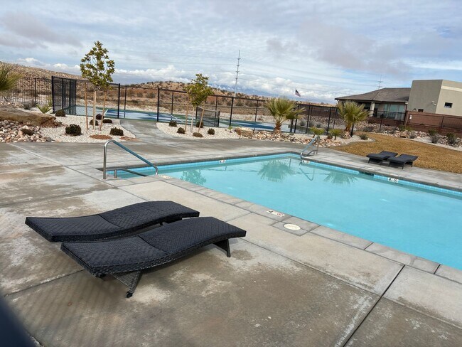 Building Photo - 4 bedroom / 2.5 bath / Community Pool and ...