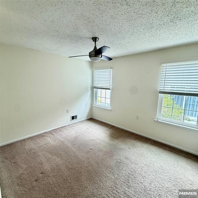 Building Photo - 107 Pine Oak Blvd
