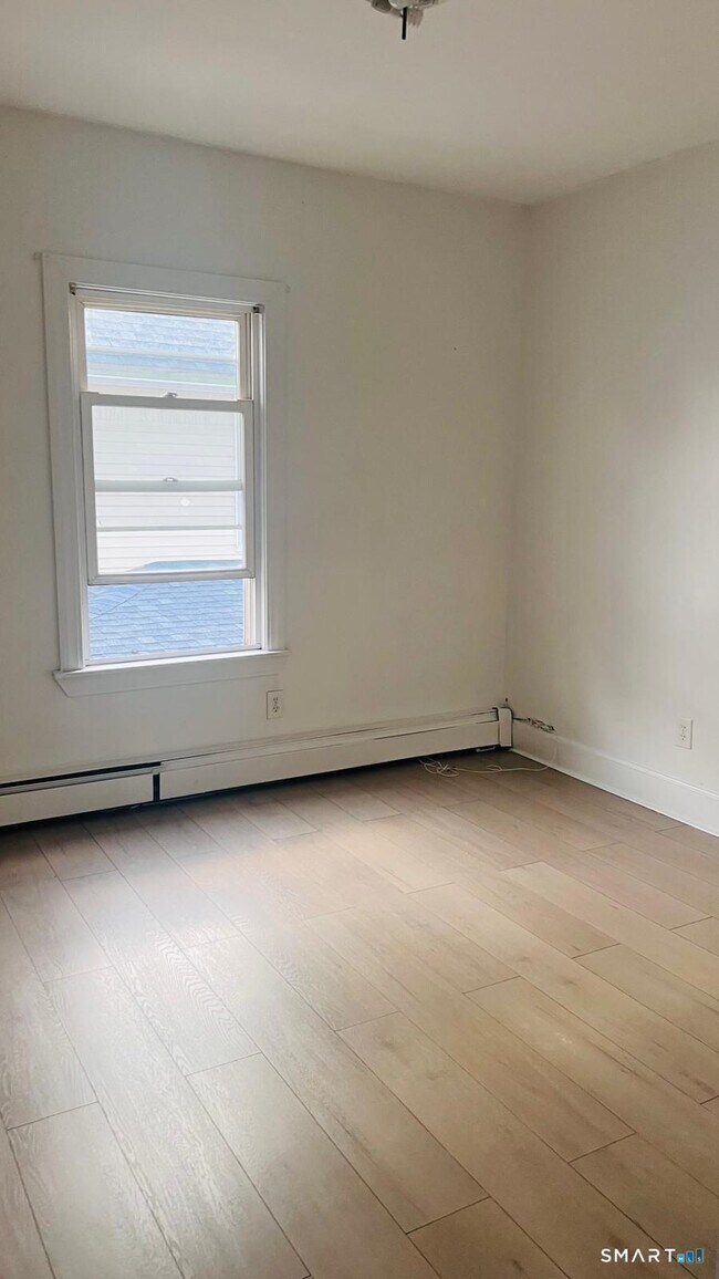 Building Photo - 210 Smith St