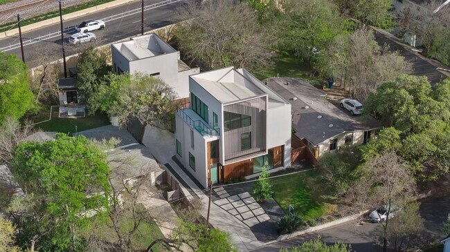 Building Photo - 2411 Winsted Ln