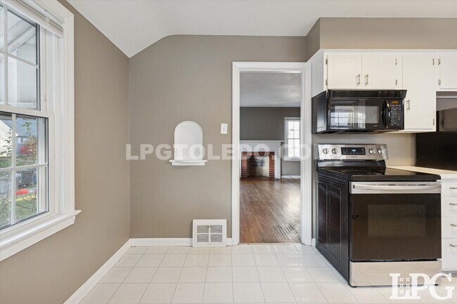 Building Photo - 4336 Lyman Ave