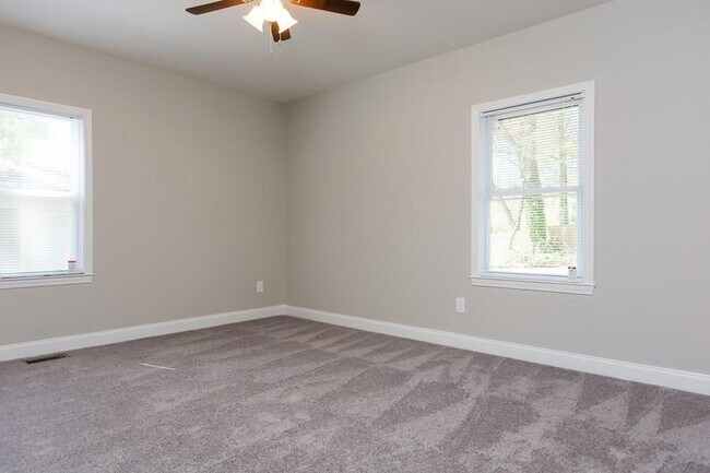 Building Photo - 124 Woodbine Cir SE