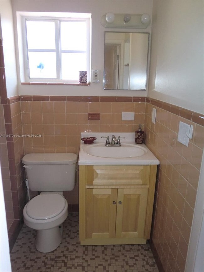 Building Photo - 734 SW 5th Ave