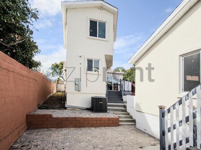 Building Photo - Unit