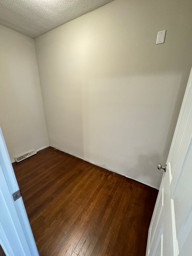 Building Photo - Nice 3 bedroom 1 bathroom House