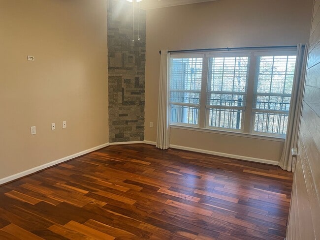 Building Photo - Updated 2  Bedroom, 2 Bath Condo  - Westwood Village at Charter Colony