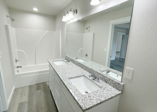 Building Photo - Gorgeous 3 Bedroom 2 Bath Home