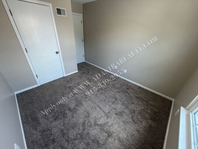 Building Photo - Beautiful Townhome in Olathe-Available NOW!!