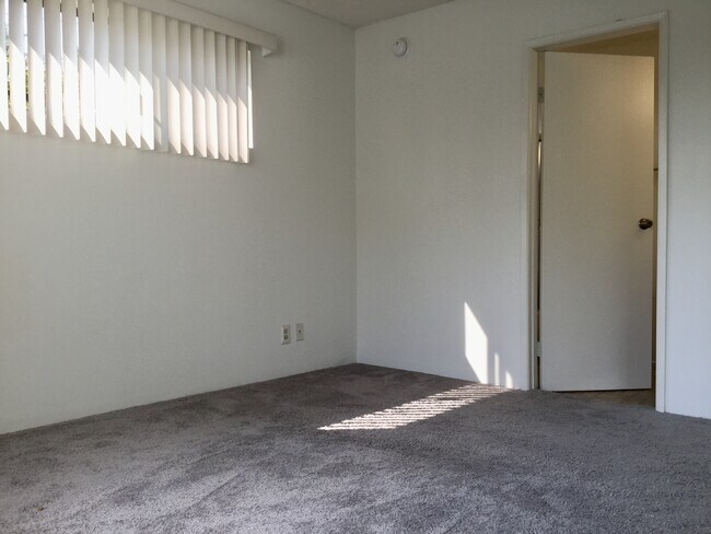 Building Photo - 2493 1/2 S Barrington Ave