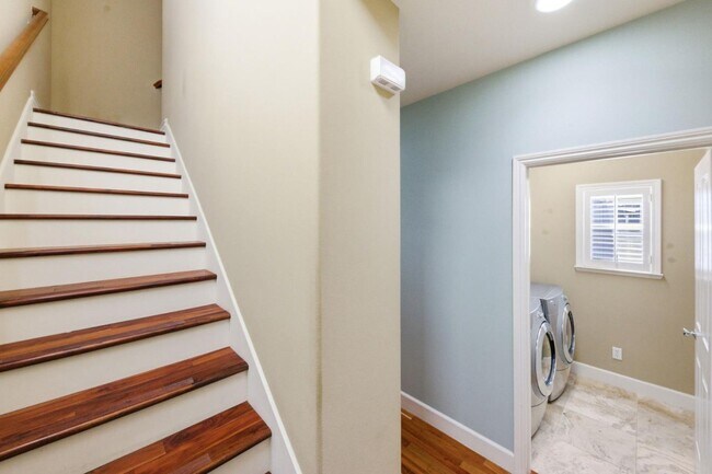 Building Photo - 200 Live Oak Way