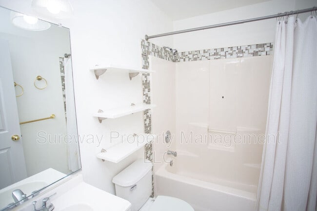 Building Photo - 712 Sage Hill Dr