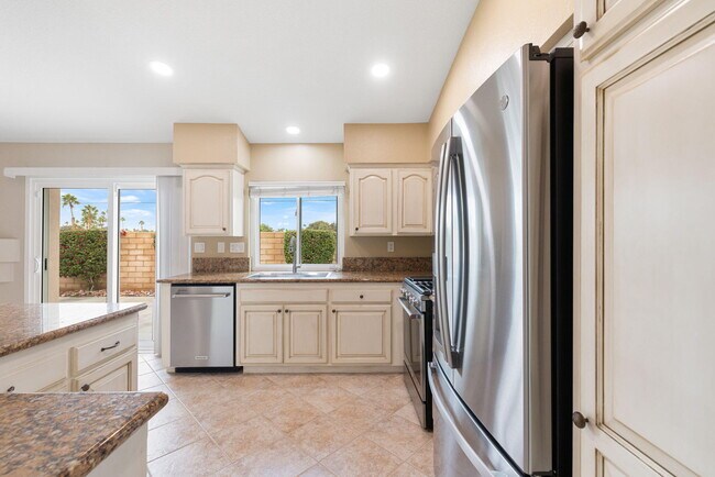 Building Photo - 44030 Mariposa Ct