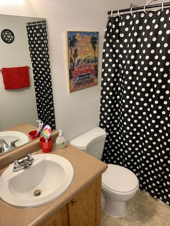 Building Photo - Spacious 4 Bed/3 Bath Duplex in Greeley - Water/Sewer Included in Rent