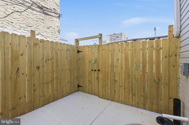 Building Photo - 1511 W Flora St