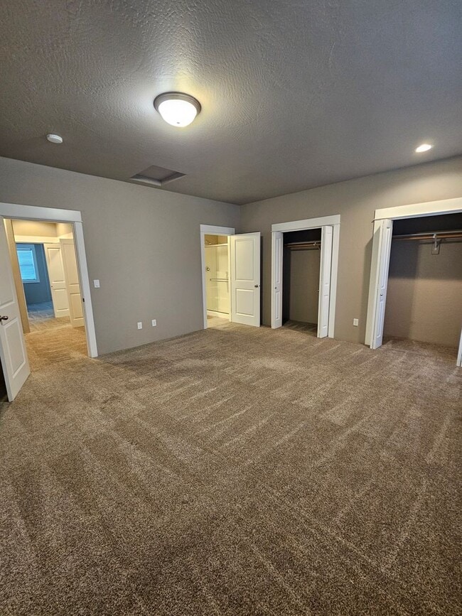 Building Photo - Beautiful Townhomes in East Medford