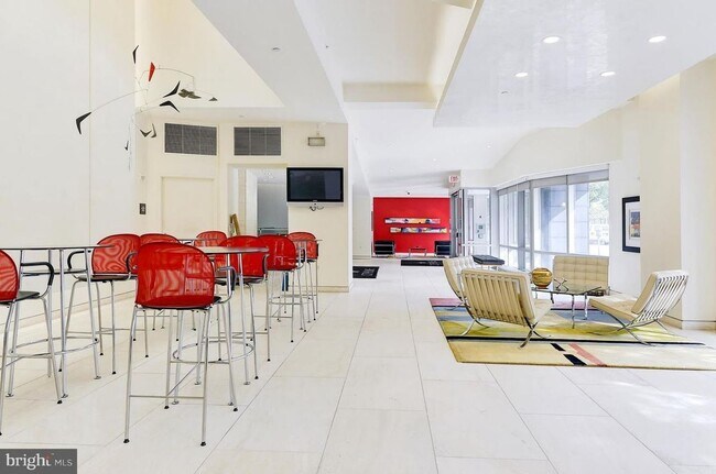 Building Photo - 1br 1 ba condo, Cityline at Tenley Condomi...