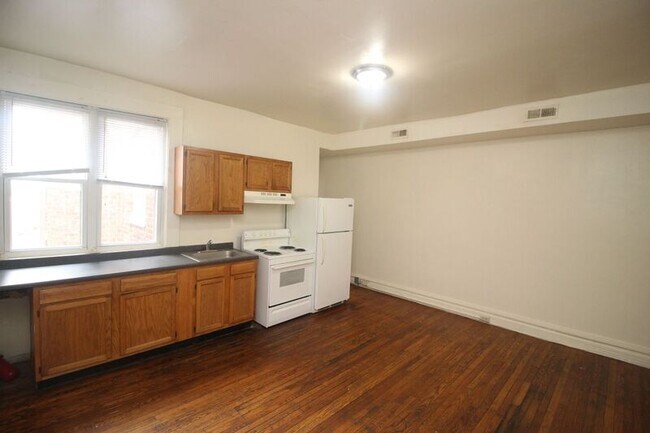 Building Photo - 2630 N Charles St