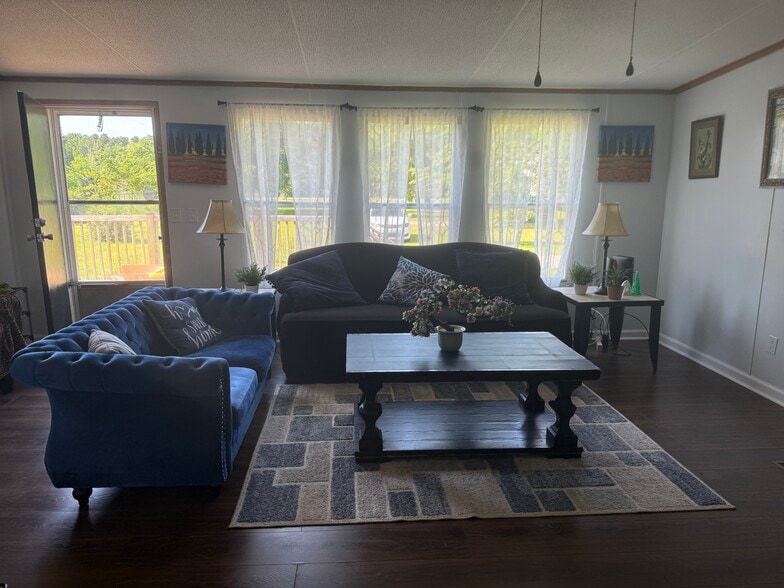 Living Room - 262 Wade Kelly Rd