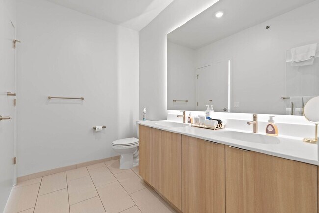 Building Photo - 901 W Blackhawk St