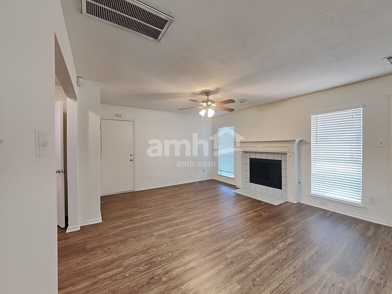 Building Photo - 1103 Lochmoor Ln