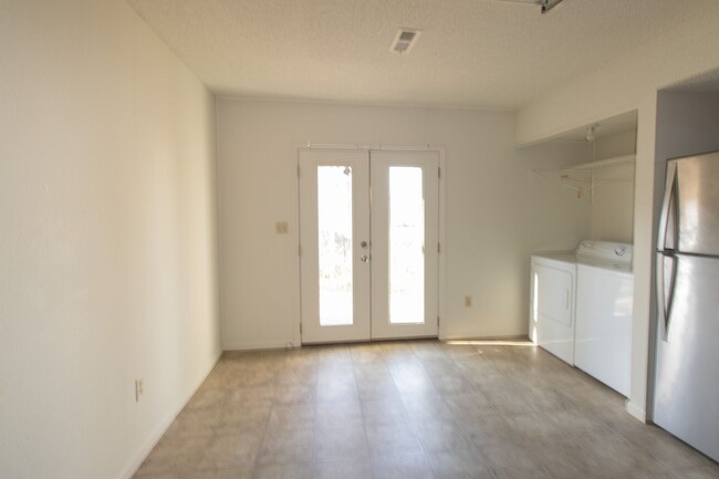 Building Photo - 3 Bed 2 bath Townhome