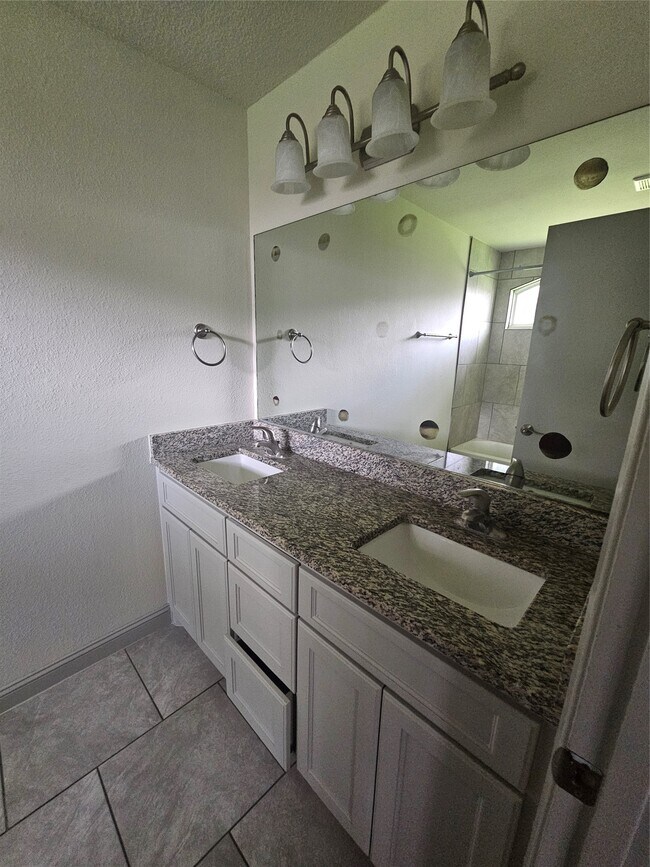 Building Photo - 3206 Pebble Lake Dr