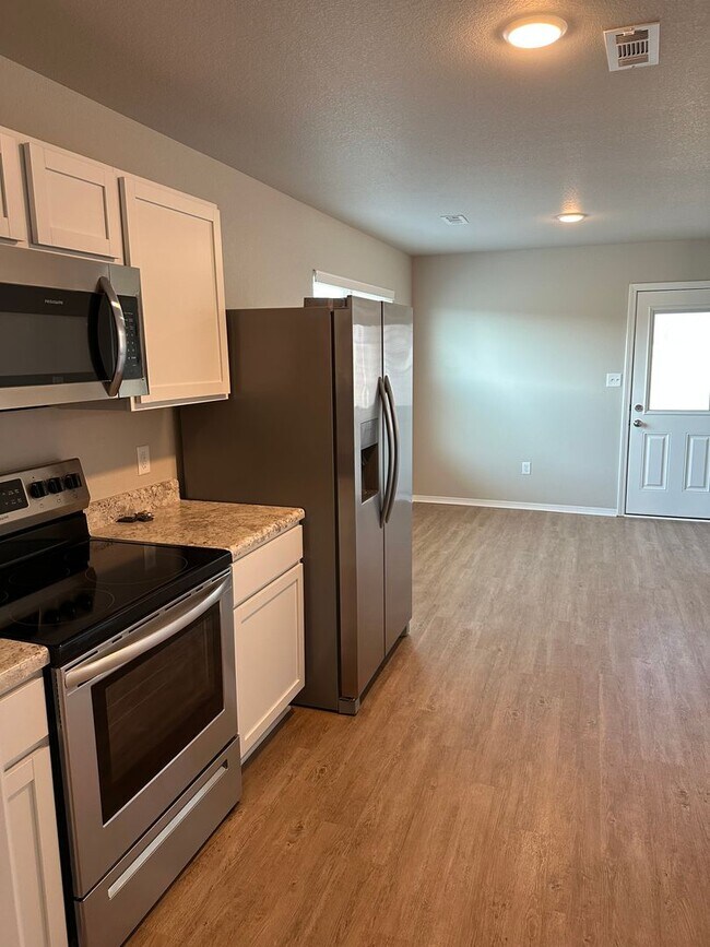 Building Photo - *Pre-leasing* Three Bedroom | Two Bath Hom...
