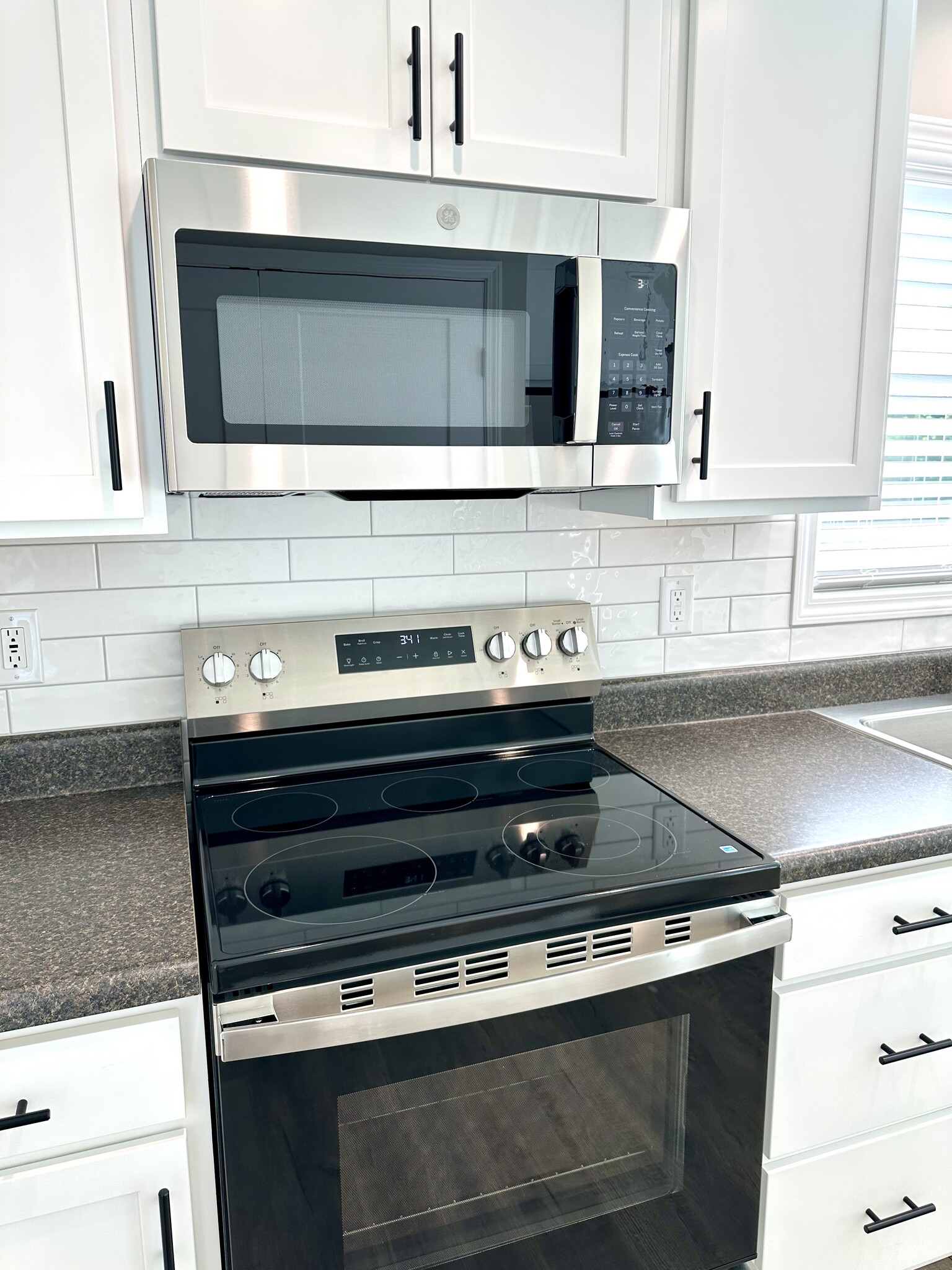 SS self-cleaning stove, SS microwave - 2217 Kenwood Blvd SE