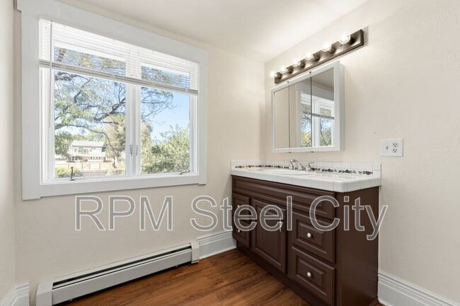 Building Photo - 2125 N Grand Ave