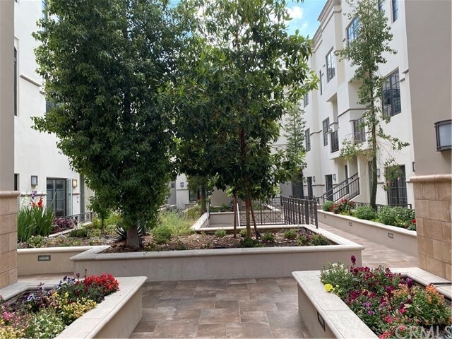 Building Photo - 288 S Oakland Ave