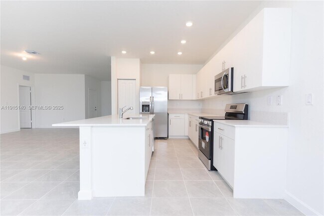 Building Photo - 2636 SE 8th Ct