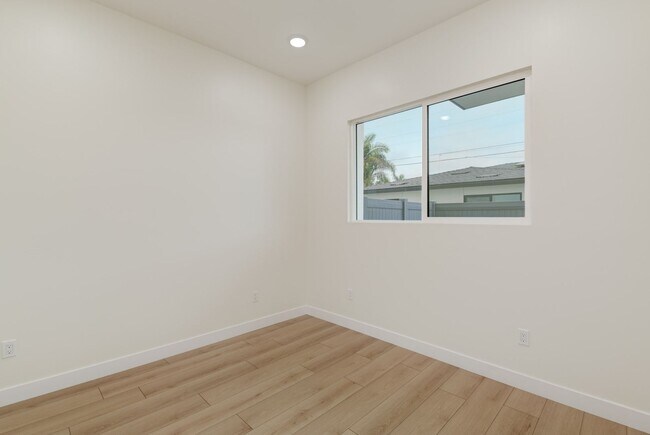 Building Photo - 5142 Los Robles Dr
