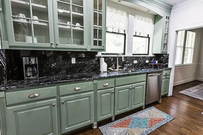 Building Photo - Spacious and homey home in the heart of Rosewood