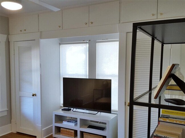 Building Photo - 1018 Highland St