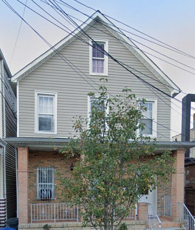 Building Photo - 419 42nd St