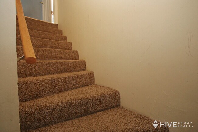 Building Photo - Bright and Spacious Home with a Fantastic Layout and Outdoor Space