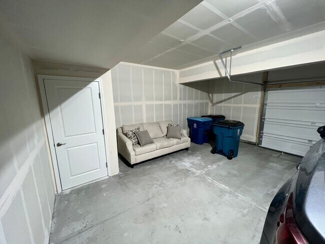 Building Photo - Almost New 3BD 2.5Bath Townhouse